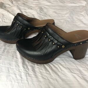 Dansko Deni Full Grain Leather Black Fringe Clog   SZ 40 Excellent Condition